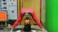 Dolly Singh (34), wanita bertubuh gemuk yang menjadi sang inspirator karena lakukan gerakan-gerakan yoga yang cukup sulit. Foto: Instagram/yogaforallmumbai
