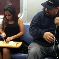 Sibuk memotong-motong sayuran. Foto: Dok. Bored Panda