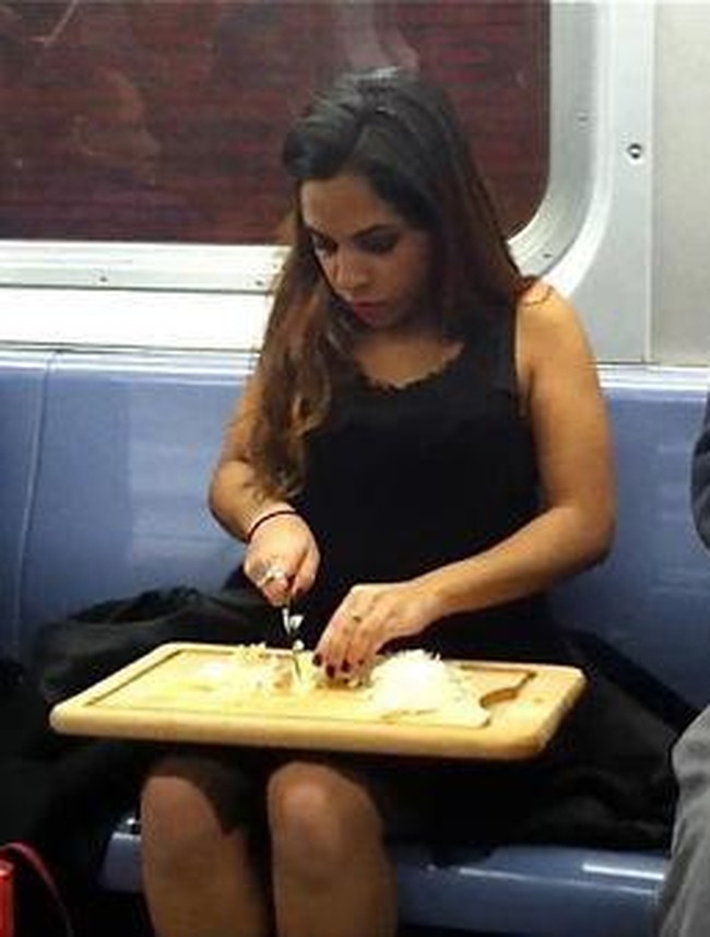 Sibuk memotong-motong sayuran. Foto: Dok. Bored Panda