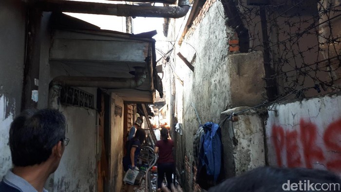 Kebakaran di Kramat Dipadamkan, Total 18 Rumah Hangus Terbakar