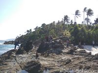 Pantai ini pun didominasi oleh batu karang (Agus/detikTravel)