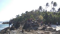 Traveler yang berkunjung ke lokasi ini dapat berfoto ria sambil sesekali melihat ombak memukul karang. Batu karang di sana tersebar dengan beragam ukuran mulai dari kecil hingga besar (Agus/detikTravel)