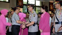 Kapolri mengucapkan selamat kepada Irjen Mochamad Iriawan.