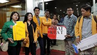 Ketua Pansus Angket KPK Agun Gunandjar  menyambut baik kedatangan mereka dan juga menerima pernyataan sikap dari perwakilan mahasiswa dan akan dicatat untuk bahan masukan.