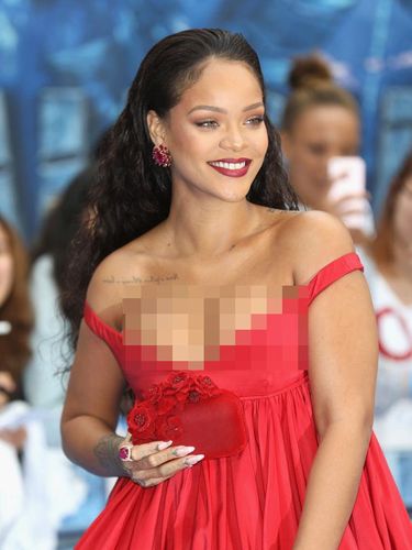 Pakai Gaun  Berbelahan Dada Rendah  Rihanna Jadi Pusat Atensi