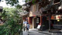 Kota tua Huanglongxi bisa jadi pilihan traveler yang ingin liburan ke Kota yang terkenal dengan pandanya ini. Jadi tidak hanya bisa melihat panda, tetapi bisa juga jalan-jalan dan wisata belanja di kota tua berusia 1.700 tahun ini (Wahyu/detikTravel)