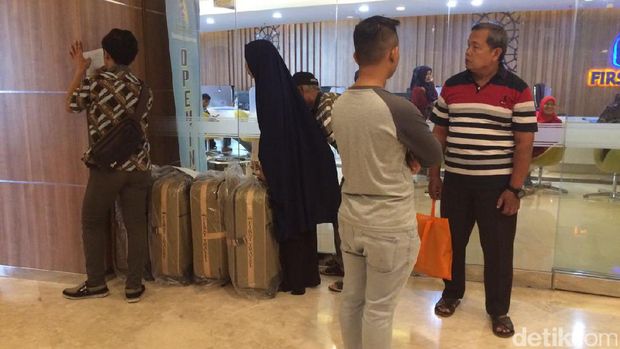 Jemaah Umrah First Travel Berbondong-bondong Kembalikan Koper