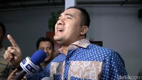 Bahkan ia mengatakan mempunyai sebuah band di penjara.