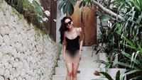 Model berusia 18 tahun itu pun terlihat menunjukan tubuh seksinya lewat bikini hitam. (Dok. Instagram/alyssadaguise)