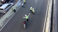 Sementara itu polisi terus berjaga di lokasi untuk menindak pemotor yang melanggar.