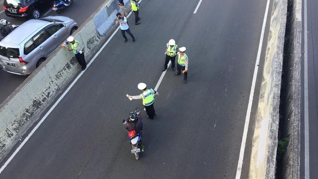Cegah Pemotor Bandel, Polisi Jaga JLNT Casablanca Pagi hingga Malam