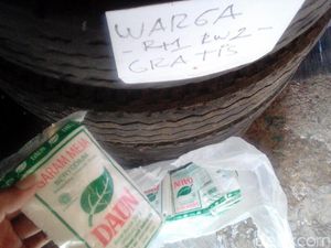 Pengusaha di Banyumas Bagi-bagi Garam Gratis