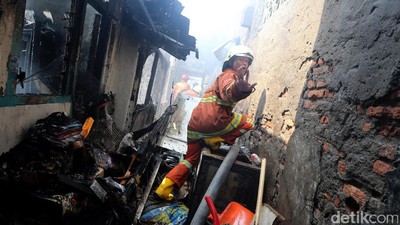 Kebakaran di Kramat Hanguskan 18 Rumah