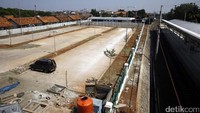 Halaman luas sekitar 2 ha  yang diperuntukan lahan parkir juga tampak sudah dibeton. Selain lebih rapih, luasnya area parkir juga bisa menampung jumlah kendaraan sekitar 200 mobil dan 300 sampai 400-an motor.