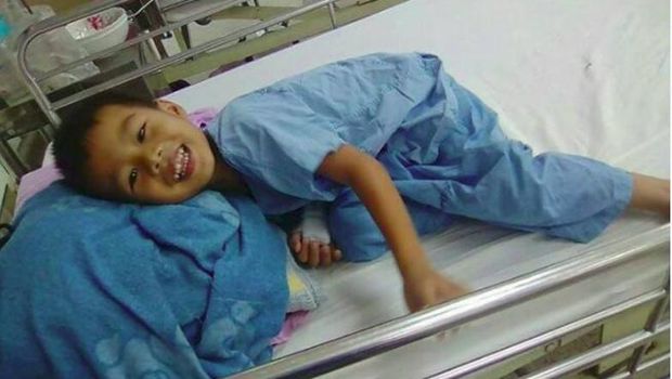 Anak tersebut kini telah kembali tersenyum.