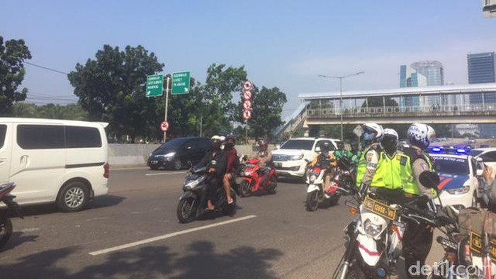 Polisi Tilang 30 Lebih Pemotor Bandel yang Lintasi JLNT Casablanca