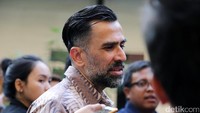 Ia pun mengatakan akan kembali lagi besok karena tak diizinkan bertemu pada hari ini.