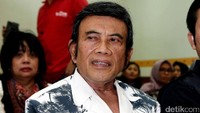 Ia tampak hadir untuk memberikan dukungan bagi putranya tersebut. Pool/Noel/detikFoto.