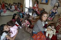 Para pemuja boneka berharap dan percaya bahwa boneka nantinya akan membawa keberuntungan (Patpicha Tanakasempipa/Reuters)