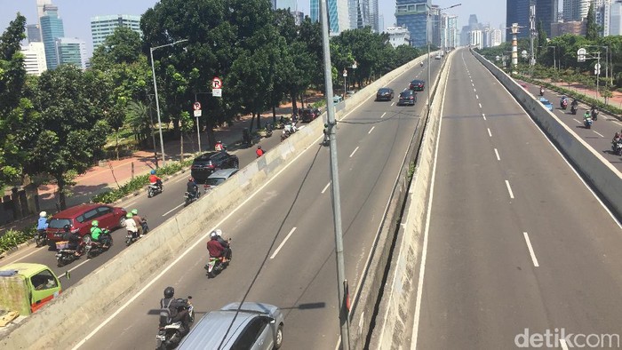 Dijaga Polisi, Pemotor Bandel Melintasi JLNT Casablanca Berkurang