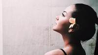 Ia terlihat semakin cantik dengan kulit tanningnya. (Dok. Instagram/alyssadaguise)