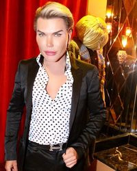 Ekstrem! Pria Terobsesi Jadi Boneka Hidup Operasi Angkat 4 Tulang Rusuk