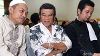 Rhoma Irama tampil dengan busana bergaya serba putih. Pool/Noel/detikFoto.