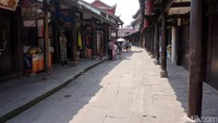 Kota tua Huanglongxi diperkirakan sudah ada sejak abad ke-2 Masehi. Usianya saat ini lebih dari 1.700 tahun. Bangunan kota tua ini dipertahankan agar sama seperti dengan aslinya (Wahyu/detikTravel)