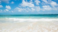 Pantai perawan ini namanya Maguana. Suasananya persis seperti foto ini, tidak ada orang. Yang ada hanya langit biru, deburan ombak, pasir putih dan kamu (Tanveer Badal/BBC)