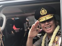 Pisah Sambut di Polda Metro, Irjen Iriawan Dikalungi Bunga