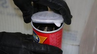 Paket itu isinya berisi kaleng keripik kentang. Begitu diperiksa, isinya tiga ekor ular kobra dalam keadaan hidup.