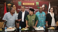 Hadir dalam diskusi tersebut antara lain Ketum PKB Muhaimin Iskandar, Menteri Desa Pembangunan Daerah Tertinggal Eko Putro Sandjojo, Tokoh Papua Thaha Alhamid, Pastor Neles Tebay, dan Dr. Adriana Elisabeth.