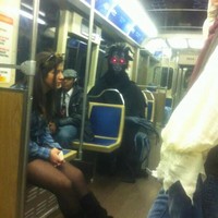 Monster seram dengan mata menyala. Foto: Dok. Bored Panda