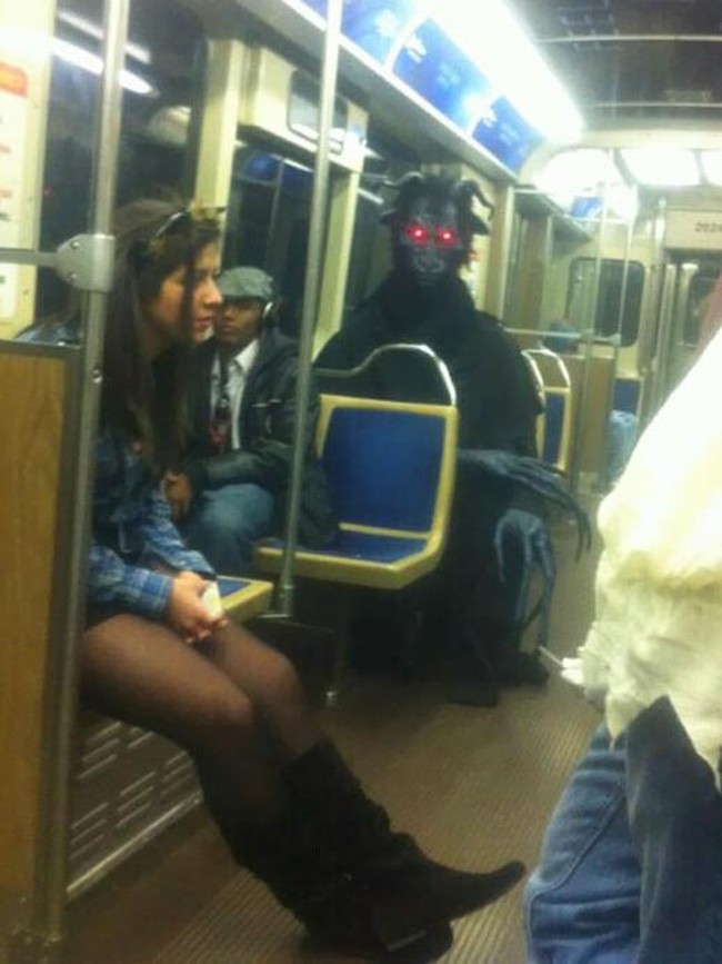 Monster seram dengan mata menyala. Foto: Dok. Bored Panda