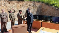 Kim Jong-Un memantau peluncuran rudal balistik antarbenua (ICBM) yang diklaim mampu membawa hulu ledak nuklir. KCNA/via REUTERS
