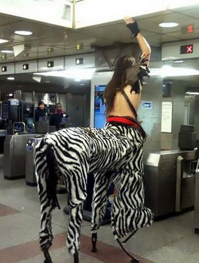 Centaur, makhluk yang berwujud setengah manusia setengah kuda. Foto: Dok. Bored Panda