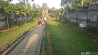Hingga terakhir dipantau detikTravel, kawasan Candi Kidal masih dikunjungi oleh orang-orang yang penasaran akan lokasi kejadian tersebut. Tidak jarang pengunjung juga mengabadikan momen dengan mengambil foto (Muhammad Aminudin/detikTravel)
