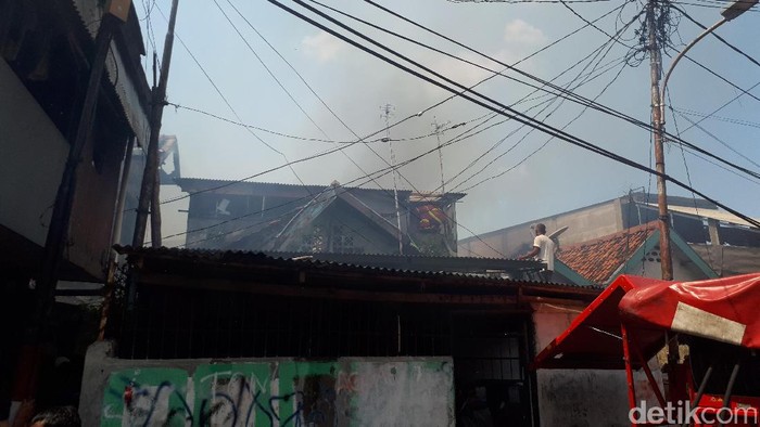 Asap Hitam Membubung Tinggi dari Lokasi Kebakaran di Kramat