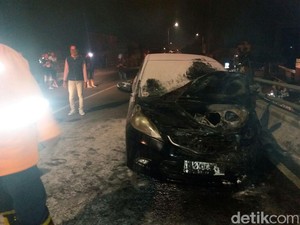 Mobil Jazz Terbakar di Flyover Kiaracondong Bandung