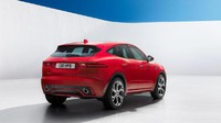 Meskipun model terbaru dari Jaguar ini lebih ramping dari sebelumnya, namun muatan yang bisa ia ambil sangatlah luas. Apabila kursi belakang diangkat, E-Pace memiliki keluasan sebesar 20.4 kubik di bagian belakang, sangat cukup untuk menaruh segala keperluan sehari-hari pengemudinya. Foto: Pool (Motor1)