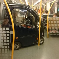 Naik kereta bersama mobil mininya. Foto: Dok. Bored Panda