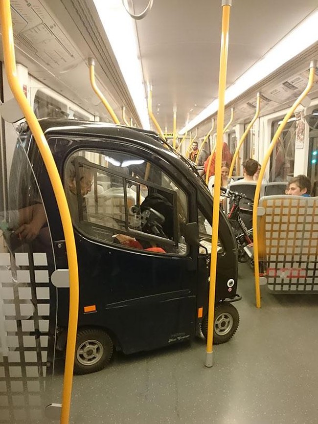 Naik kereta bersama mobil mininya. Foto: Dok. Bored Panda