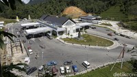 Pos Lintas Batas Negara Entikong adalah pos lintas batas Indonesia dan Malaysia. PLBN ini menjadi salah satu yang dirombak total oleh pemerintah era Jokowi lewat Kementerian Pekerjaan Umum dan Perumahan Rakyat (PUPR) agar penampilannya lebih cantik dan membanggakan bagi warga perbatasan. Saat ini, PLBN Entikong sudah berubah total. (Rachman Haryanto/detikcom)