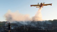 Pesawat menjatuhkan air untuk memadamkan kebakaran hutan dekat Zadar, Kroasia (Foto: REUTERS/Edin Tuzlak)