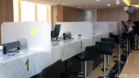 Meskipun ramai dengan calon jemaah, namun customer service yang dibuka dan melayani hanya 6 loket dari 20 loket yang tersedia.
