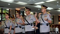 Brigjen Martuani Sormin (kedua kanan) dan Brigjen Rudolf Alberth Rodja (kanan) melakukan sumpah jabatan.