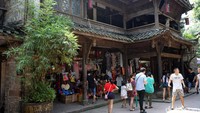 Pengunjung pun ramai mampir ke Kota Tua Huanglongxi ini. Kebetulan di China sedang liburan musim panas, jadi  (Wahyu/detikTravel)