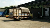 Aktivitas bongkar muat yang biasanya ramai juga terlihat sepi.