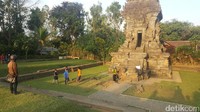 Beberapa saat setelah kejadian, kawasan candi dipenuhi oleh pengunjung yang penasaran akan lokasi yang ditabrak oleh seorang pengemudi mobil KIA Carnival (Muhammad Aminudin/detikTravel)