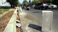Salah satunya dengan pemasangan pembatas jalan baru di Jalan Danau Sunter.